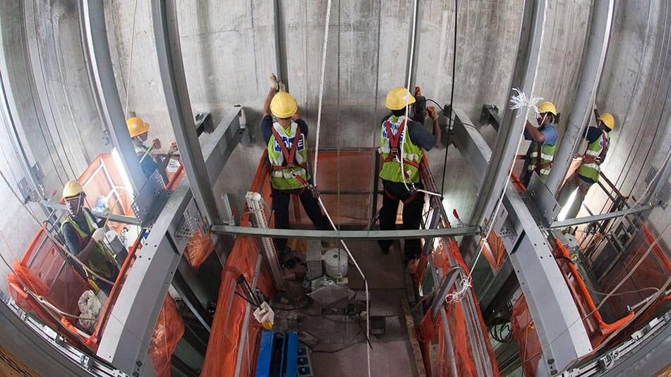 Innowacje takie jak winda na czas budowy KONE JumpLift przyspieszają przepływ ludzi i materiałów na budowie.