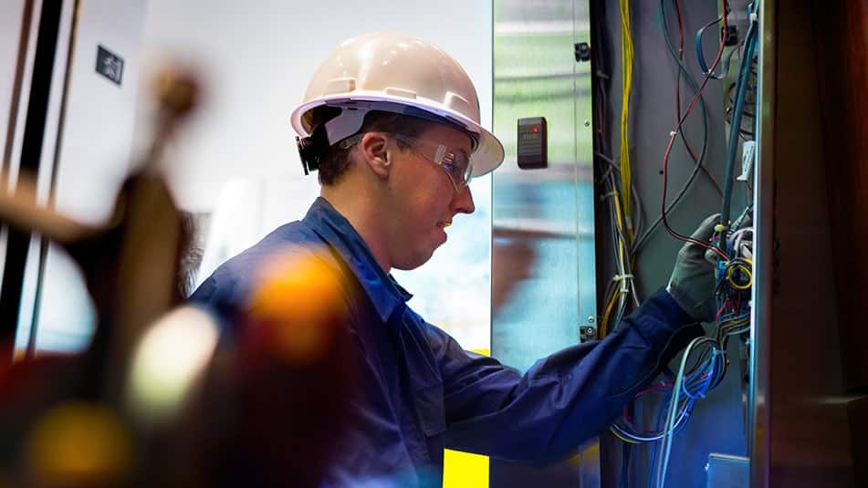 Zapobiegaj energochłonnym awariom i utrzymuj płynną pracę wind, regularnie serwisując i monitorując urządzenia z pomocą Inteligentnego Serwisu KONE 24/7 Connect.